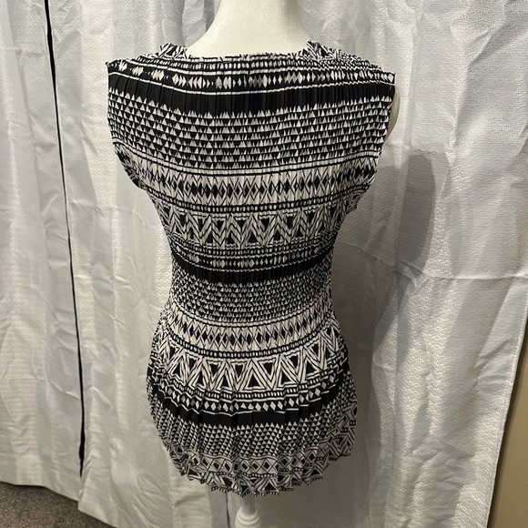 Verty Monochrome Patterned top - Picture 2 of 5